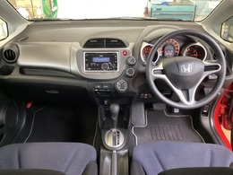 車内は光触媒抗菌消臭施工済です。インパネ周りはスタイリッシュなデザインです。グローブボックスやカップホルダーのほかにトレーなどたくさんの収納スペースが付いています。