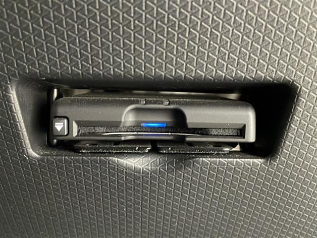 【ETC】有料道路を利用する際に料金所で停止することなく通過できる、ETC車載器（ノンストップ自動料金収受システム機器）が装備されています。セットアップを行うことで利用可能になります。