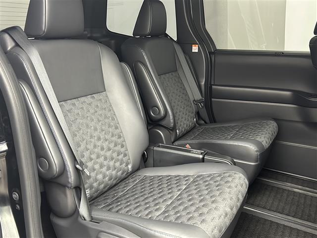 【運転席】座り心地が良いシートなので長時間の運転でも快適にお過ごしいただけます。新品のフロアマットのご注文も可能です。掲載箇所以外にご希望の写真がございましたらお気軽にお問い合わせ下さい。