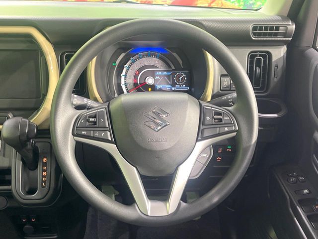 インテリアに合わせたデザインのステアリングは、運転される方のことも考え、運転しやすい形状、大きさです。是非一度、実際に触ってお確かめください。