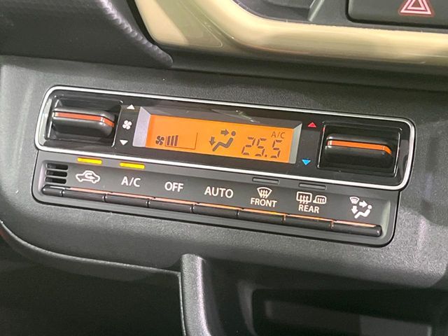 【オートエアコン】一度お好みの温度に設定すれば、車内の温度を検知し風量や温度を自動で調整。暑い…寒い…と何度もスイッチ操作をする必要はありません。快適な車内空間には必須の機能ですね♪