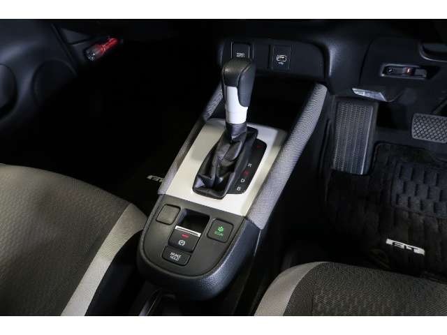CVT車のセレクトレバーです。低速から高速まで変速ショックのないスムーズな走りと、エンジンの効率のよい領域維持で燃費にも貢献します。サイドブレーキはスイッチ操作の電子制御バーキングブレーキです。