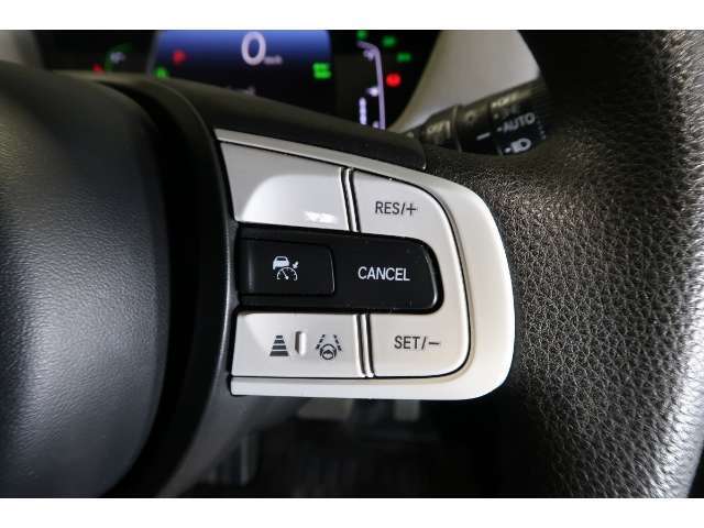 Hondaセンシングの機能のひとつ、アダプティブクルーズコントロール付！アクセルから足を離しても設定したスピードと前車との車間を保ち走行してくれます！車線維持もアシスト☆高速道路で疲労軽減ですね☆