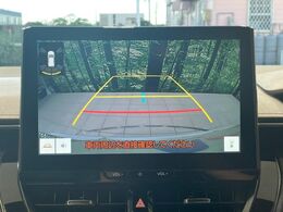 【バックカメラ】駐車時に後方がリアルタイム映像で確認できます。大型商業施設や立体駐車場での駐車時や、夜間のバック時に大活躍！運転スキルに関わらず、今や必須となった装備のひとつです！
