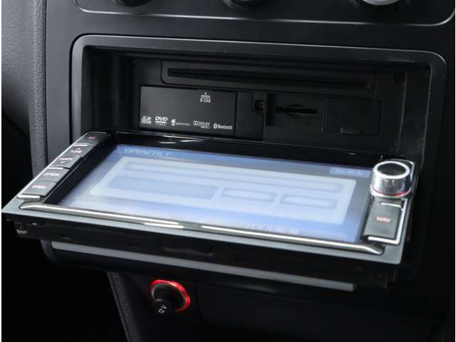 フルセグ地デジTVを内蔵した、VW純正ナビを搭載。Bluetooth＆ミュージックサーバー内蔵、RCA映像＆音声入力ケーブル、USB入力ケーブルも付属しており、スマホ等のメディア接続も簡単です。