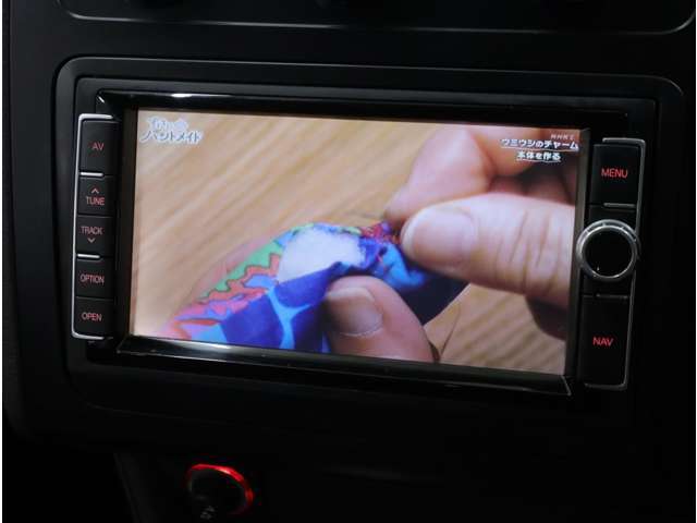 フルセグ地デジTVを内蔵した、VW純正ナビを搭載。Bluetooth＆ミュージックサーバー内蔵、RCA映像＆音声入力ケーブル、USB入力ケーブルも付属しており、スマホ等のメディア接続も簡単です。
