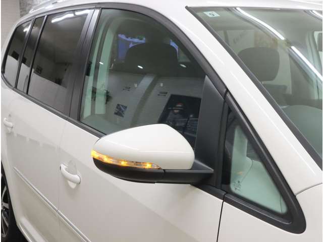 後方からの視認性にも優れるLED式ウィンカーを内蔵したドアミラー。乗員の乗り降りをサポートするフットランプをドアミラー下部に内蔵。
