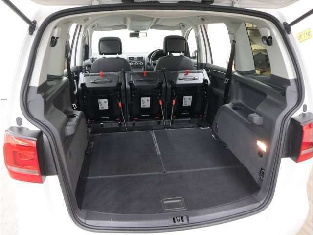 荷室の容量は、7名乗車時で121リッター。3列目を折りたためば、フラットな状態になり、2列目を取り去れば、最大1913Lの広大な空間が生まれます。