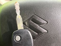 【キーレス】少し離れた場所からでもボタン一つでドアの開錠・施錠ができるのでとっても便利！ドアの鍵穴周りに傷をつけることもありません♪