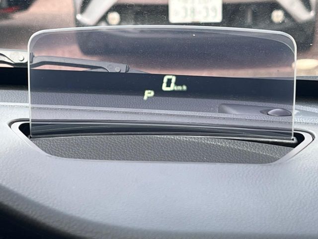 【ヘッドアップディスプレイ】現在の速度や走行情報をデジタル表示で運転席前方のガラスに投影！運転中、目線をずらさず必要な情報を確認できるのでとっても便利で安心！