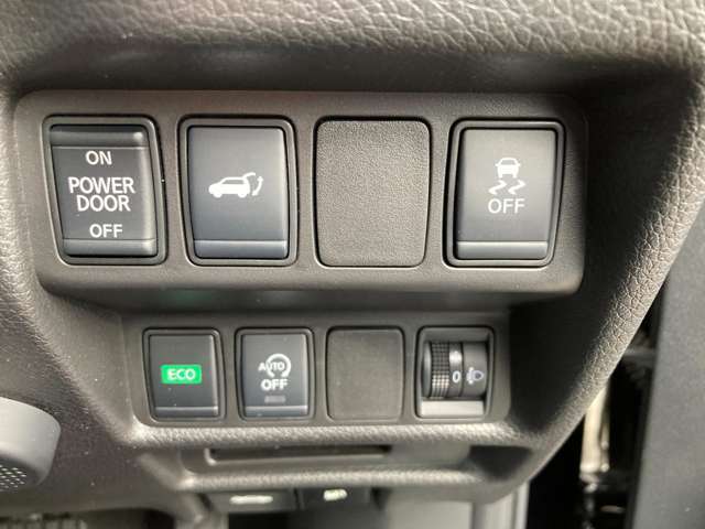 さまざまな機能の設定ボタンが一箇所にまとまっているからとても使いやすいです！運転席からでもバックドアの開閉操作が可能です