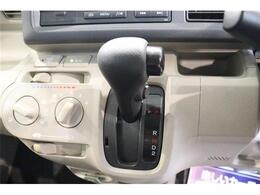 ステアリングホイールからスムーズに持ちかえられるインパネシフトを採用。シフトノブをコンパクト化し、女性でも操作しやすいサイズです