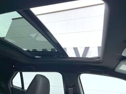 ●パノラミックサンルーフ：開放感たっぷりの希少装備、サンルーフが装着されています！車内に明かりを取り入れたり景色を楽しむ以外にも、車内の空気も簡単に換気できて快適です！