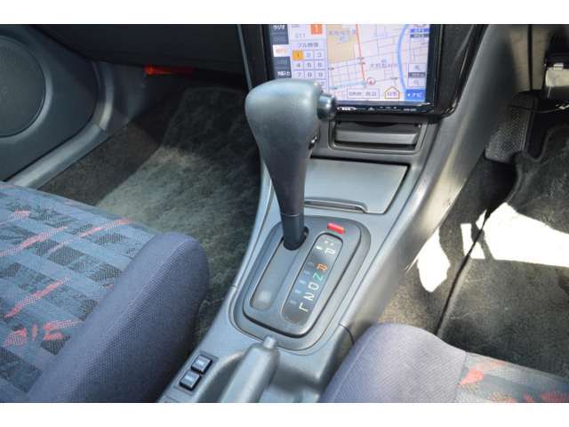 フロア4速AT車になります。