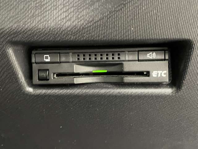 【ETC】有料道路を利用する際に料金所で停止することなく通過できる、ETC車載器（ノンストップ自動料金収受システム機器）が装備されています。セットアップを行うことで利用可能になります。