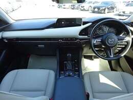 最近のインパネはカッコイイだけではなく、安心・安全に作られています。ぜひ一度座ってみてください。