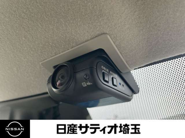 最近では付いてる車も多くなってきました。中古車ではまだまだ付いていればラッキーなドライブレコーダーです♪