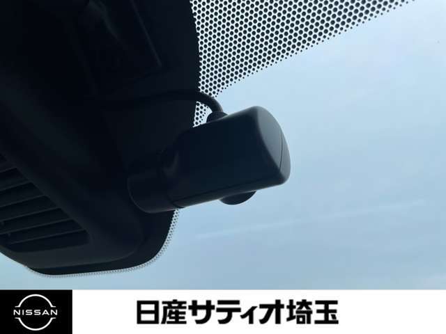 最近では付いてる車も多くなってきました。中古車ではまだまだ付いていればラッキーなドライブレコーダーです♪