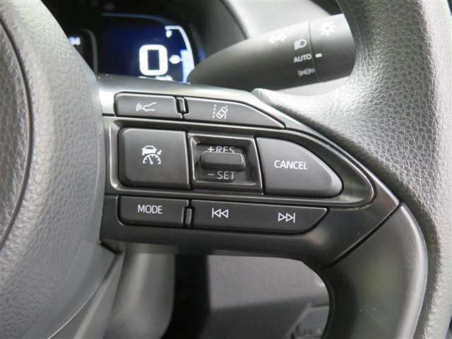 ステアリングスイッチ右側　車間距離切替スイッチ、LTAスイッチ、クルーズコントロールスイッチ、オーディオスイッチ。　ハンドルから手を離さなくても操作ができます！