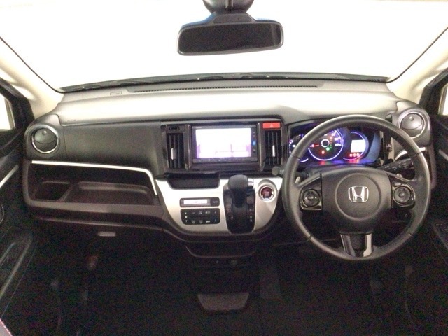 【前方視界】開放的な前方視界！運転がしやすく疲れにくいです♪窓が大きく、見通しがとっても良いおクルマですよ♪