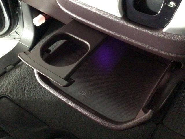 引き出して大きめトレイとして使用できる、運転席からも助手席からも自在に使えるドリンクホルダー付のトレイ。お菓子を置いたり、化粧ポーチを置いたり。ちょっとしたテーブル代わりに使えるトレイです♪