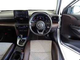 革巻きステアリングで快適な操作性の運転席です。