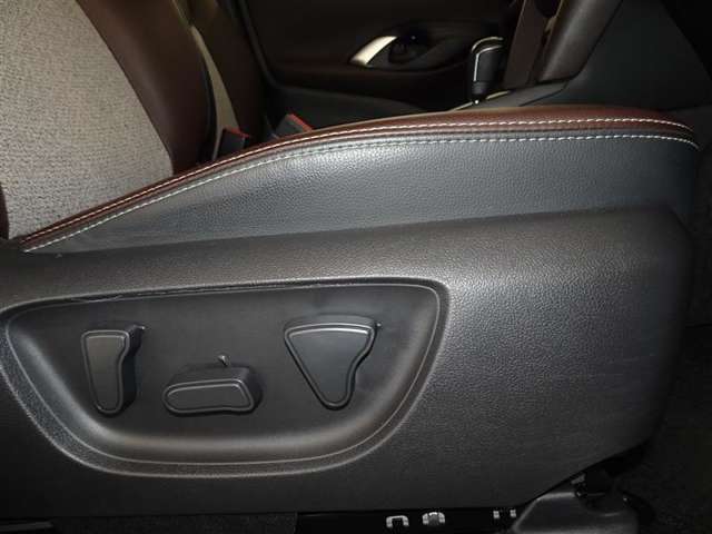 パワーシート搭載。微妙な調整が手軽にでき、ピッタリのポジションで運転することが可能です。