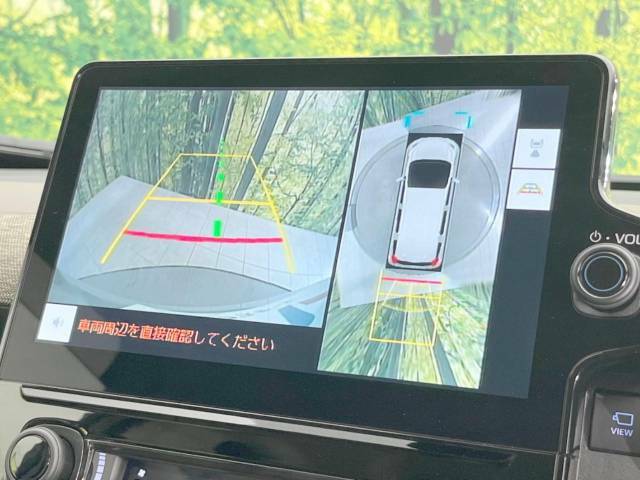 【パノラミックビューモニター】専用のカメラにより、上から見下ろしたような視点で360度クルマの周囲を確認することができます☆死角部分も確認しやすく、狭い場所での切り返しや駐車もスムーズに行えます。