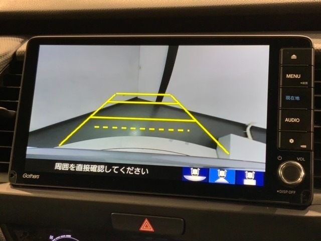 リバースギアに入れるだけで後方の表示へ切り替わります。夜間や雨の日の駐車も楽になりますよ。