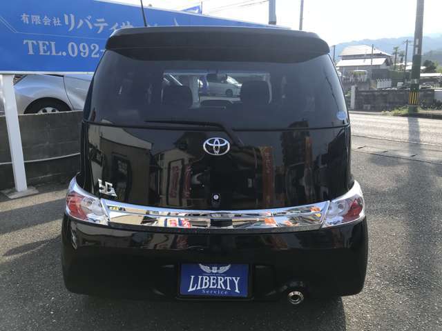 外装も毎日磨いております。中古車だから傷はあるもの。でもキレイなほうがいい。納車の際に「中古車じゃないみたい」って言ってくださるお客様の顔が好きなんです。