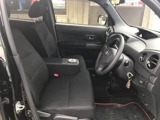 内装はリバティでは本当にこだわっています。なぜなら家族で乗る車だからです。お客様目線になった際に、こどもを乗せるならキレイなクルマのほうが安心と考えたからです。クリーニングは徹底しています。