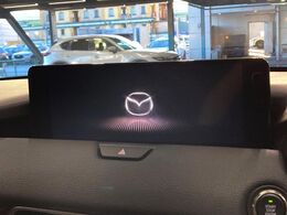 【12.3インチマツダコネクト】車内の雰囲気にマッチした大型ディスプレイ。スマホ接続でのナビ使用やBluetooth再生等、様々な機能が楽しめます。直感的なダイヤル操作が可能で、使い勝手も良好です。
