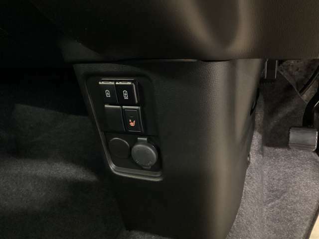 センターコンソール下部には、USBソケットが装備されており、携帯電話の充電や、モバイル端末の接続に役立ちます。従来のシガーソケットプラグも装備してます！