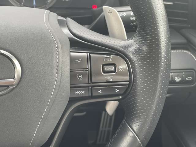《レーダークルーズコントロール（全車速追従機能付）》ミリ波レーダーと単眼カメラで先行車を認識し、設定した車間距離を保ちながら追従走行を支援します。