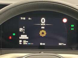アドバンスドドライブアシストディスプレイ　メーター内のカラーディスプレイには運転をサポートするさまざまな情報を表示。昼間も夜間も見やすく分りやすいです