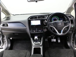 シンプルでスタイリッシュなインパネ周りです！飽きのこないデザインです。