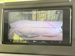 【バックカメラ】駐車時に後方がリアルタイム映像で確認できます。大型商業施設や立体駐車場での駐車時や、夜間のバック時に大活躍！運転スキルに関わらず、今や必須となった装備のひとつです！