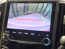 【バックカメラ】駐車時に後方がリアルタイム映像で確認できます。大型商業施設や立体駐車場での駐車時や、夜間のバック時に大活躍！運転スキルに関わらず、今や必須となった装備のひとつです！