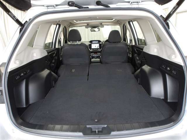 リヤシートを両方倒せば大きな荷物も車載可能です♪