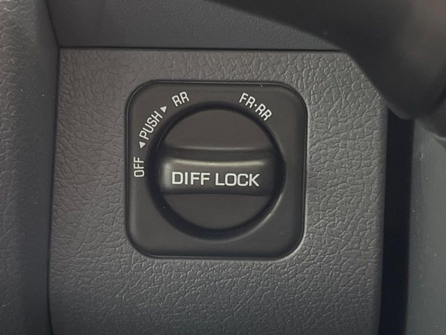 【リアデフロック】悪路や雪道などで車がスタックした場合でも、タイヤの空転を抑制し脱出しやすくするデフロックを装備。積雪地やオフロードでの使用が多い方におススメの一台です♪