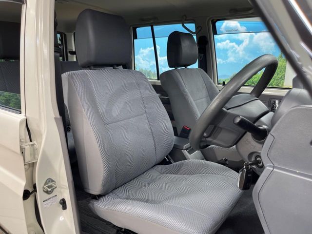 運転席シート廻りは使用感も少なく、良好な状態となっています。丁寧に使われていたことがよくわかりますね。
