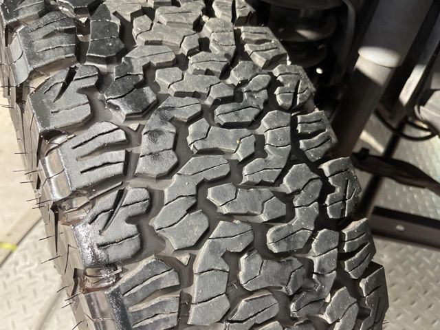 お車を安心してお乗りいただく為には、足回りの定期点検が欠かせません。サービスサポート（有償保証）では無料点検もご提供しており、安心のカーライフをお過ごしいただけるサポート体制が整っています。