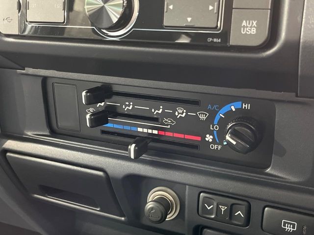 寒い冬も暑い夏も全席に快適な空調を届けてくれる、ダイヤル式エアコンを装備♪