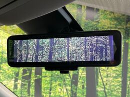 【インテリジェントルームミラー】後席の大きな荷物や同乗者で後方が確認しづらい時でも安心！カメラが撮影した車両後方の映像をルームミラー内に表示。クリアな視界で状況の確認が可能です！