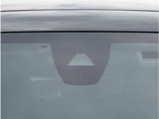 【アクティブセーフティブレーキ】前方の車両や障害物を検知し、ドライバーが回避操作を行わない場合に自動的にブレーキを作動させます。