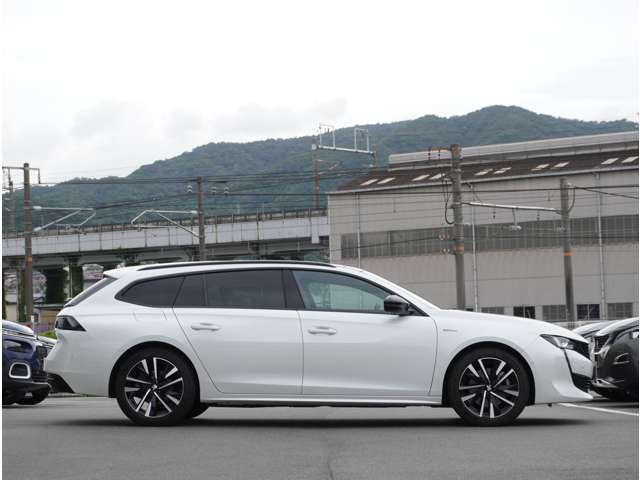 【認定中古車保証】全国のプジョー正規ディーラーにて保証・修理が受けられる1年間の長期保証（走行距離無制限）を付帯。納車前に車検相当の67項目を含む117項目の安心点検と主要な消耗品を点検交換。