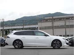 【認定中古車保証】全国のプジョー正規ディーラーにて保証・修理が受けられる1年間の長期保証（走行距離無制限）を付帯。納車前に車検相当の67項目を含む117項目の安心点検と主要な消耗品を点検交換。