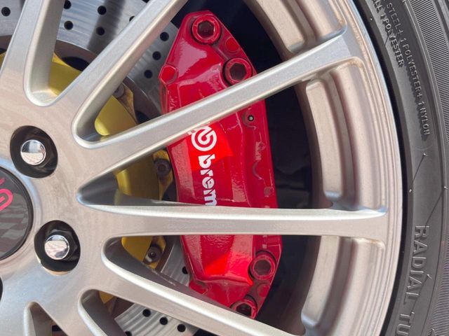 【ブレンボ製キャリパー】ハイパワー車両には強力なブレーキが必須！世界のスーパーカーにも採用されるイタリアの高級メーカー「ブレンボ」を装着！色鮮やかなキャリパーがスポーティな印象を引き立てます♪