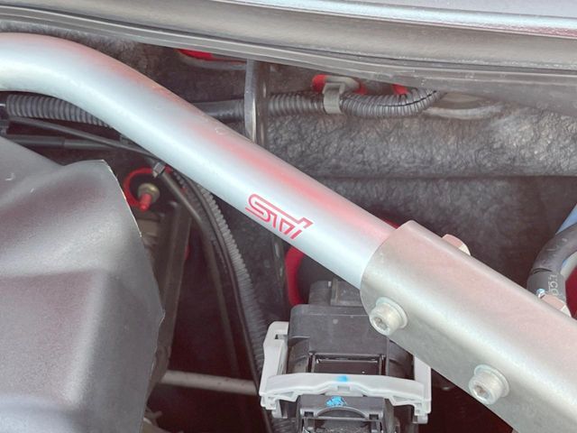 【STIタワーバー】お車の剛性を高めるタワーバーを装備。よりスムーズなコーナリング走行が可能となり、走りも楽しめます。
