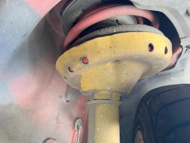 お車を安心してお乗りいただく為には、足回りの定期点検が欠かせません。サービスサポート（有償保証）では無料点検もご提供しており、安心のカーライフをお過ごしいただけるサポート体制が整っています。